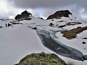 59 Laghetto di Pietra Quadra (2116 m) in disgelo coperto da nuvoloni  